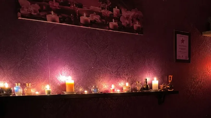 Masaj odasındaki mum rafı — Lila Spa, Bakırköy misafirlerine hizmet veren salon