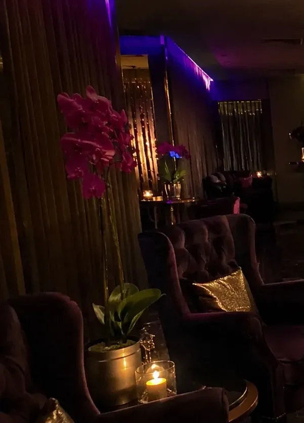 Bekleme alanı koltukları — Lila Spa, Bakırköy misafirlerine hizmet veren salon