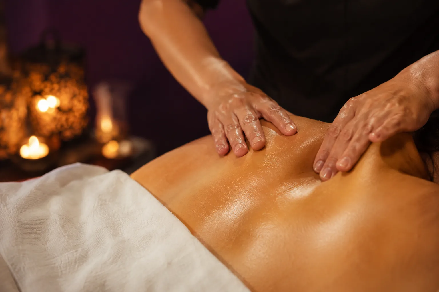 Sırt masajı uygulaması — Lila Spa, Bakırköy misafirlerine hizmet veren salon